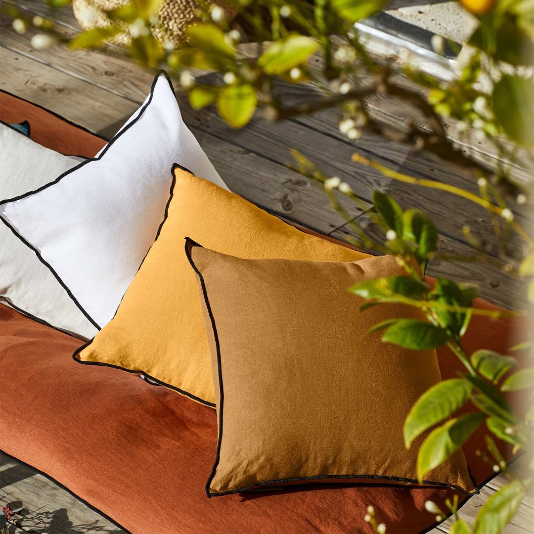 Housse de coussin Carlina ocre et bourdon noir 40x40 cm