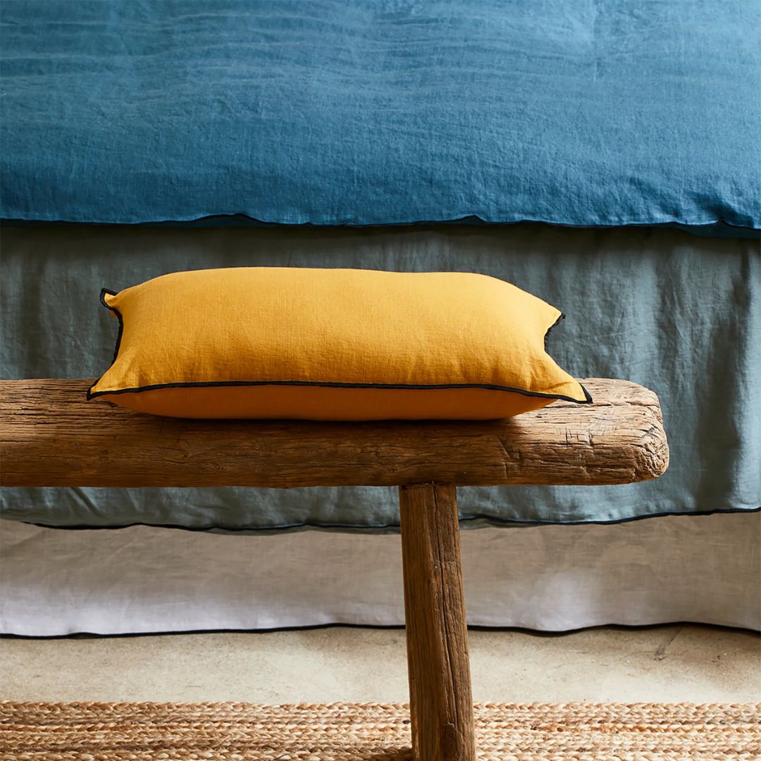 Housse de coussin Carlina ocre et bourdon noir 28x47 cm