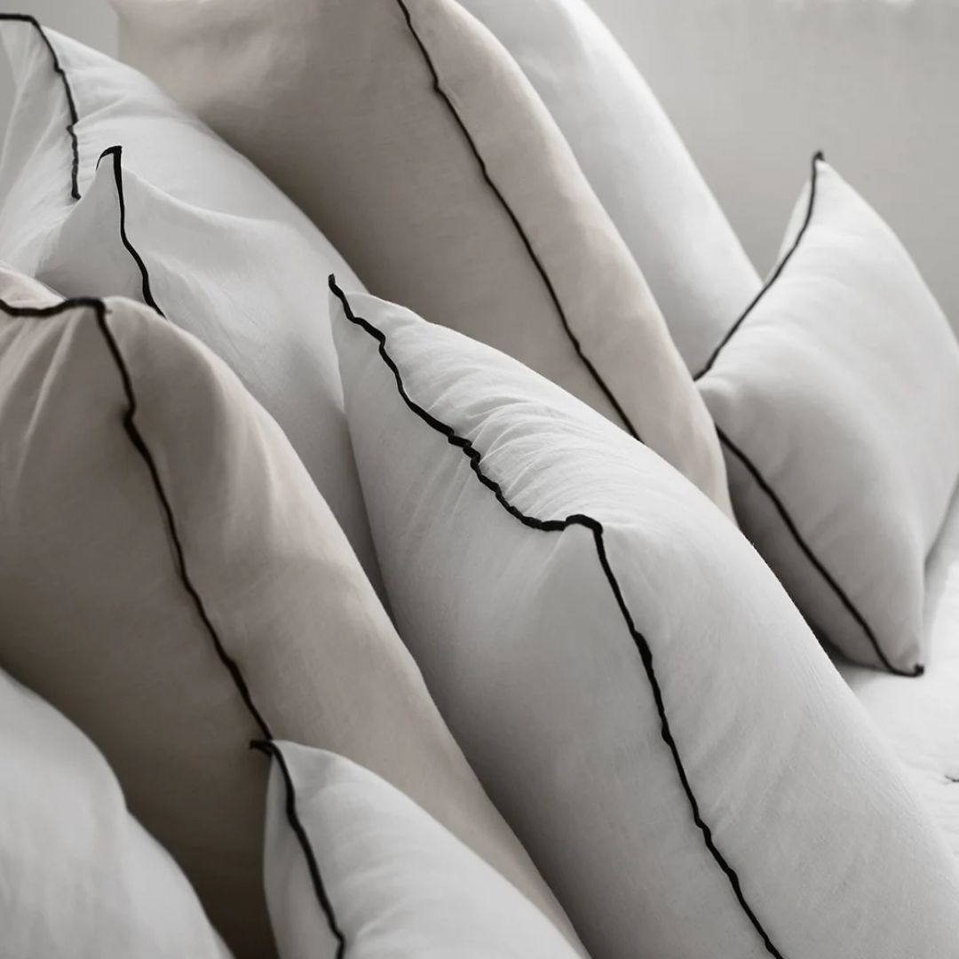 Housse de coussin Carlina calcaire et bourdon noir 28x47 cm