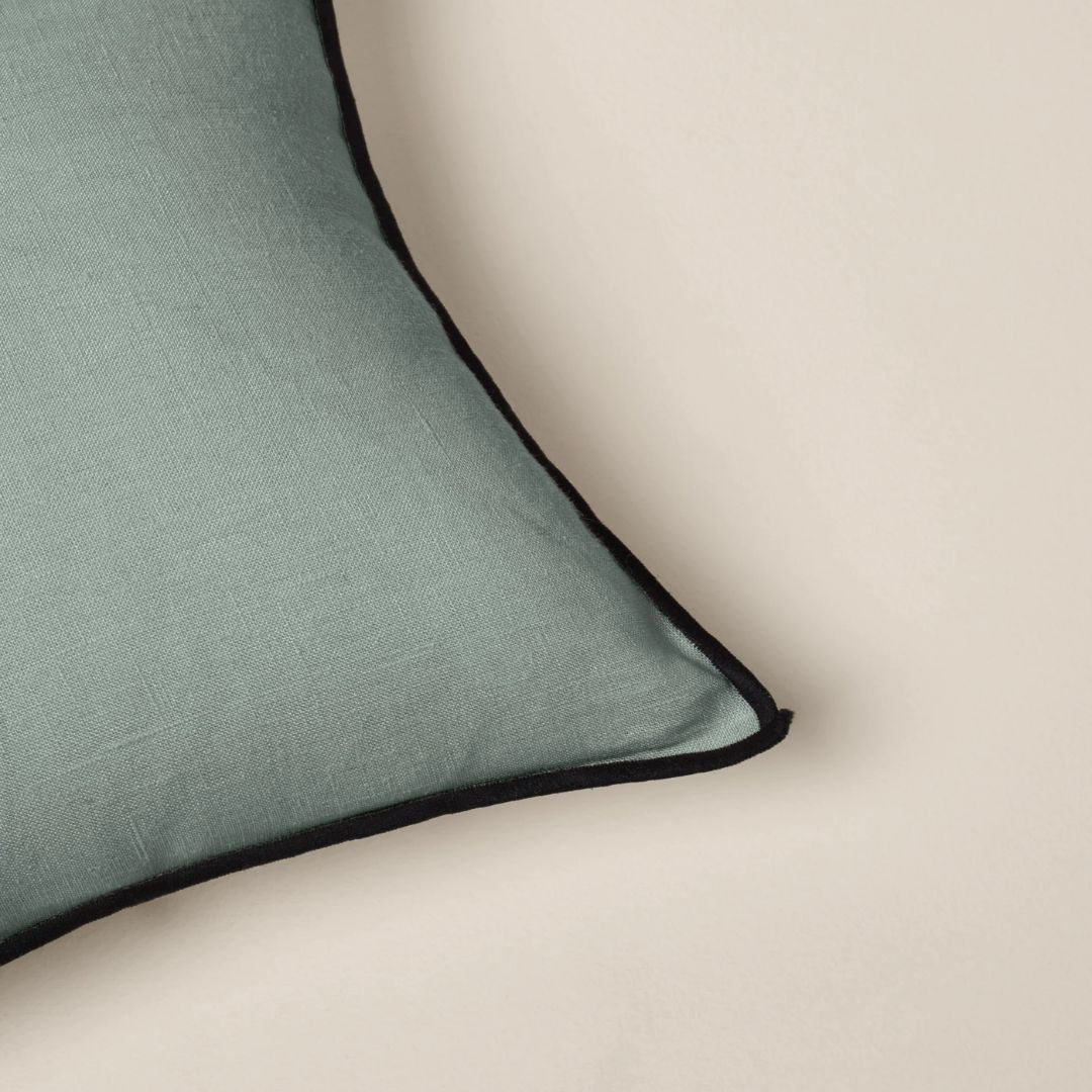 Housse de coussin Carlina vert de gris et bourdon noir 40x60 cm