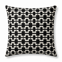 Coussin carré KORA en velours noir et ivoire, motif entrelacs géométriques, 45×45 cm — Nwidea Living
