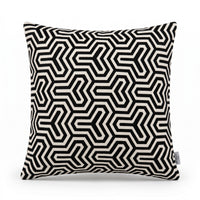 Coussin carré DEDAL en velours noir et ivoire, motif labyrinthe hexagonal, 45×45 cm — Nwidea Living