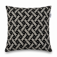 Coussin carré MOZA en velours noir et ivoire, motif micro-mosaïque, 45×45 cm — Nwidea Living