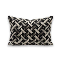 Coussin rectangulaire MOZA noir et ivoire géométrique sur fond blanc