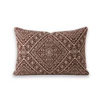 Coussin rectangulaire Beldi Fès brodé bordeaux et écru sur fond blanc