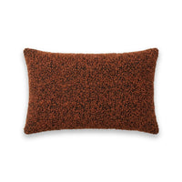 Coussin rectangulaire TERRA brun texturé bouclette sur fond blanc