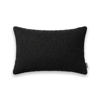 Coussin rectangulaire NOIRY noir profond bouclette sur fond blanc