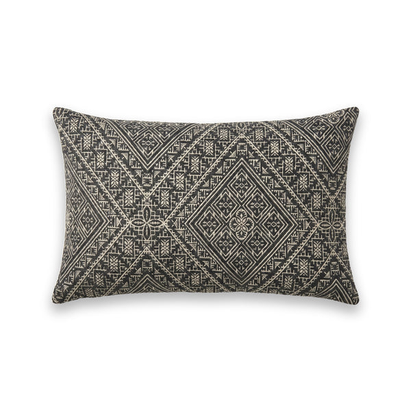 Coussin rectangulaire Beldi Fès brodé gris anthracite et écru sur fond blanc