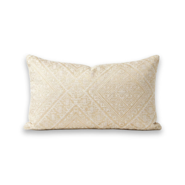 Coussin rectangulaire Beldi Fès brodé or et écru sur fond blanc