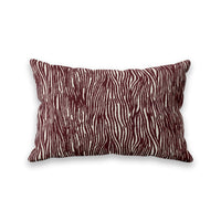 Coussin rectangulaire VERA bordeaux et ivoire ondulé sur fond blanc