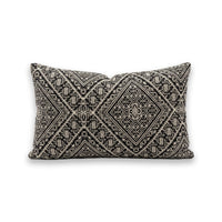 Coussin rectangulaire Beldi Fès brodé noir et écru sur fond blanc