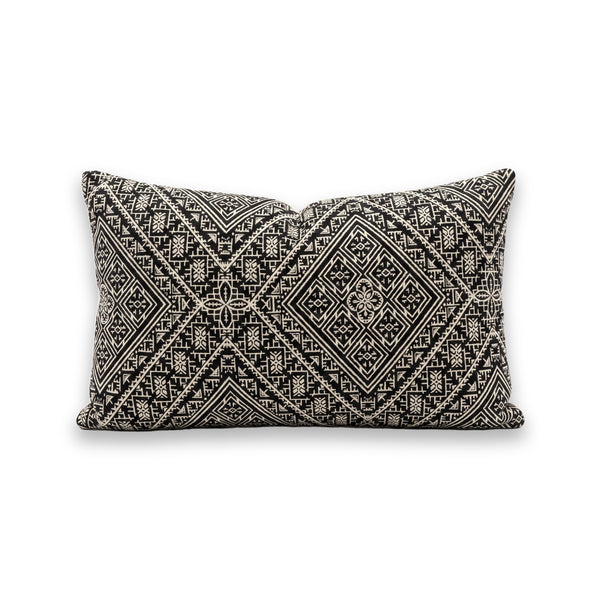 Coussin rectangulaire Beldi Fès brodé noir et écru sur fond blanc