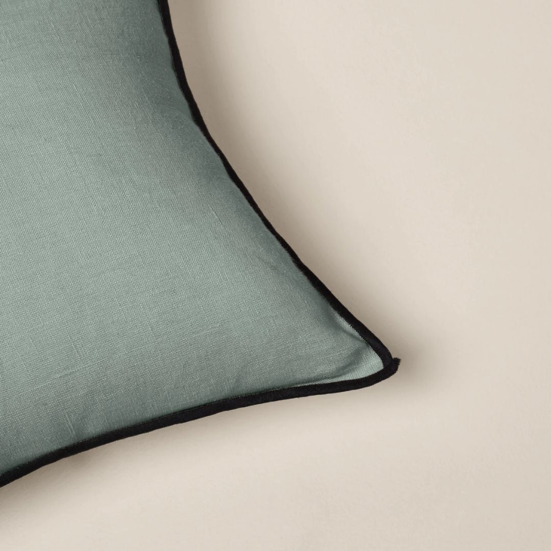 Housse de coussin Carlina vert de gris et bourdon noir 50x50 cm