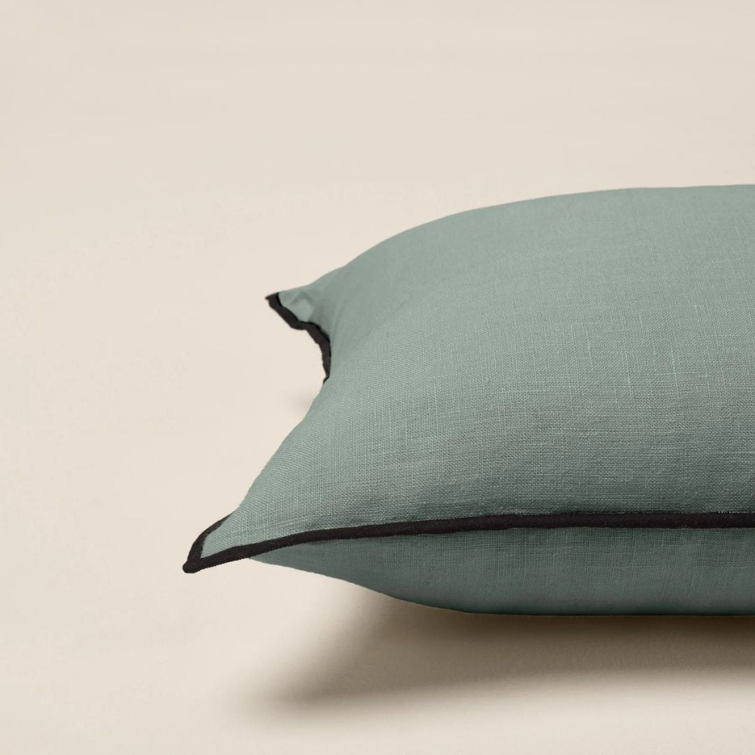 Housse de coussin Carlina vert de gris et bourdon noir 40x40 cm