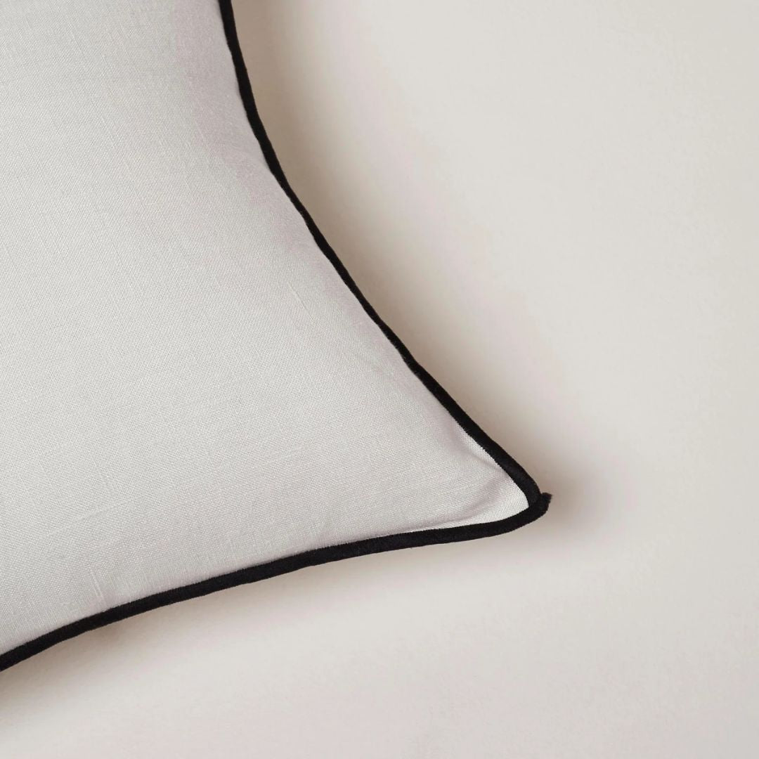 Housse de coussin Carlina calcaire et bourdon noir 50x50 cm