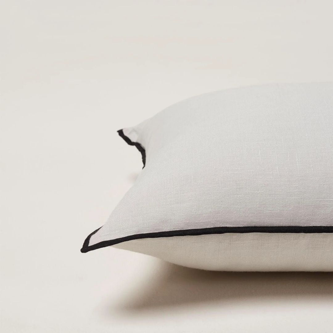 Housse de coussin Carlina calcaire et bourdon noir 40x40 cm