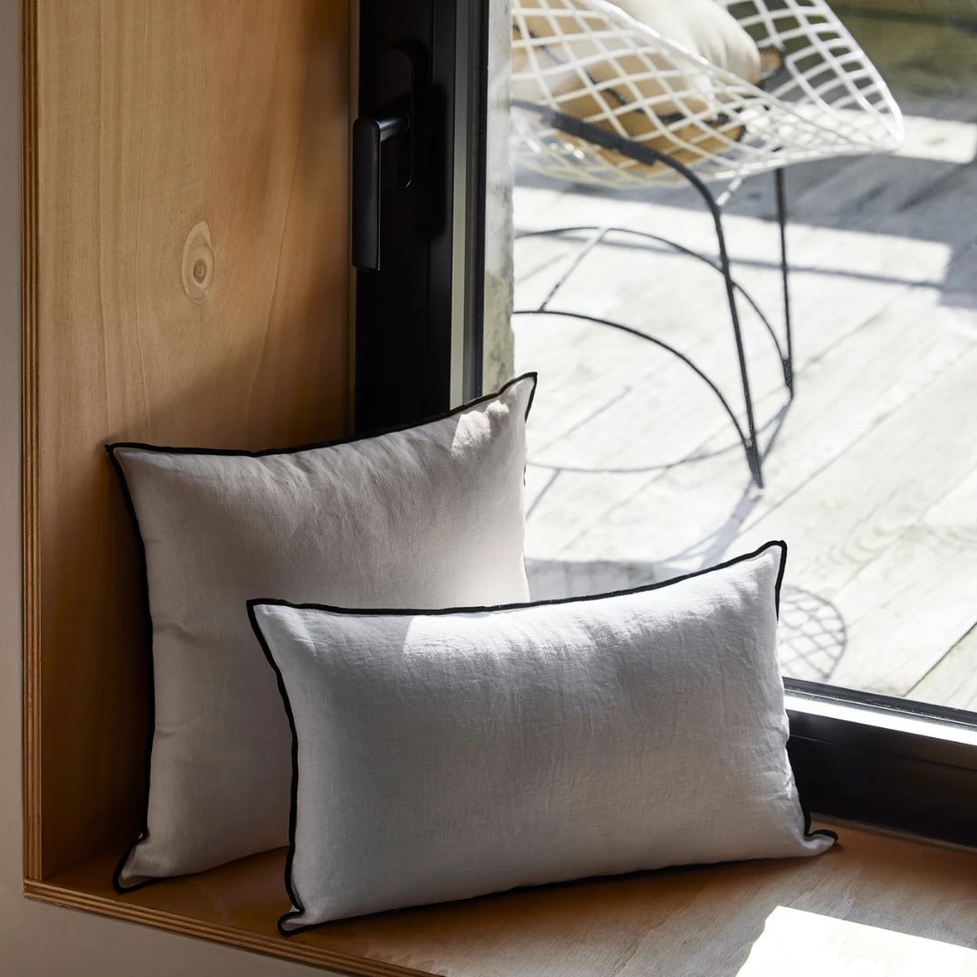 Housse de coussin Carlina calcaire et bourdon noir 40x40 cm