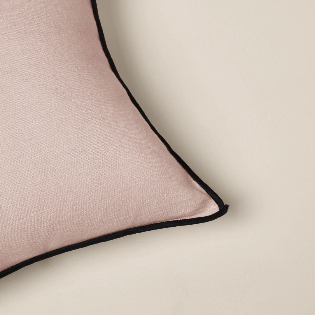 Housse de coussin Carlina rose poudré et bourdon noir 40x40 cm
