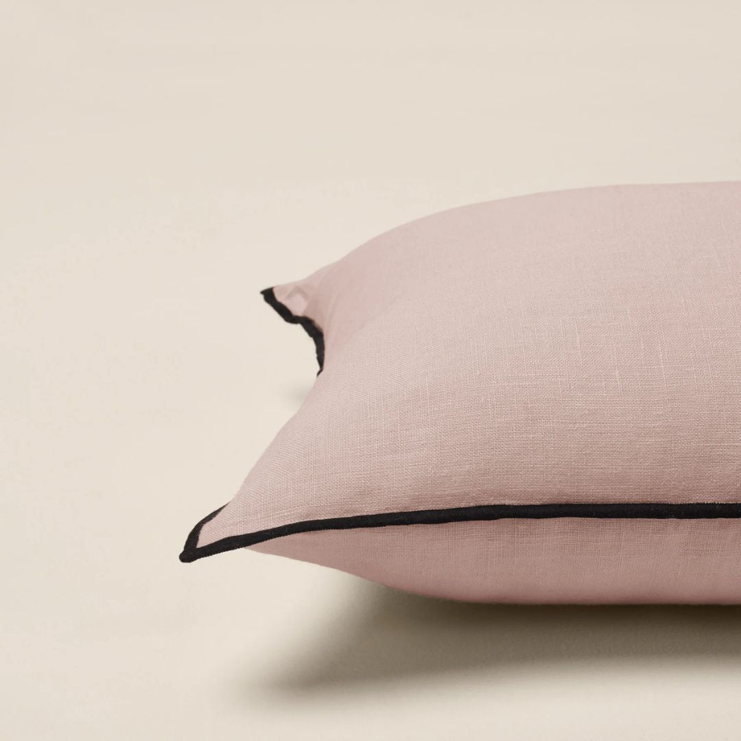 Housse de coussin Carlina rose poudré et bourdon noir 40x40 cm