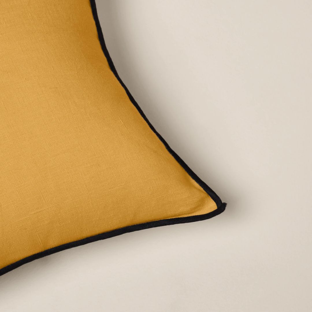 Housse de coussin Carlina ocre et bourdon noir 40x60 cm