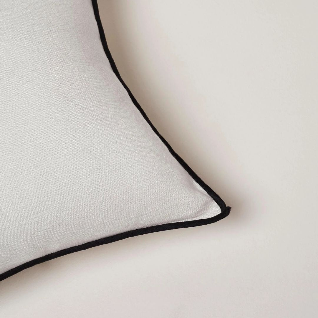 Housse de coussin Carlina calcaire et bourdon noir 40x60 cm