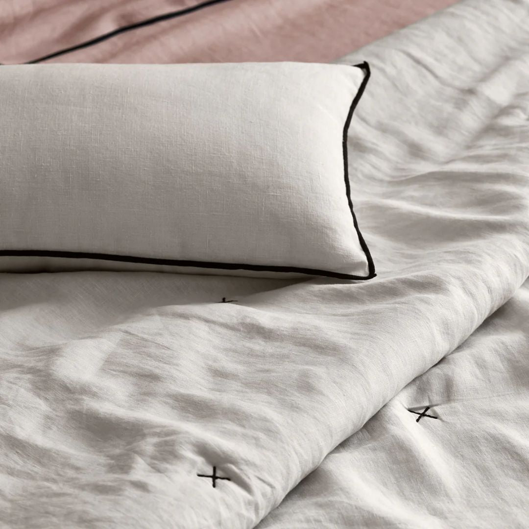 Housse de coussin Carlina calcaire et bourdon noir 40x60 cm